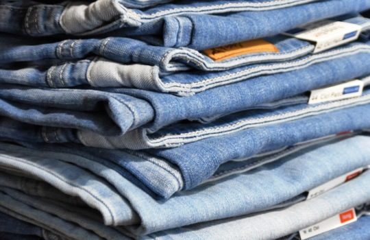 Cara Mengatasi Pinggang Celana Jeans Kebesaran Tanpa Mesin Jahit