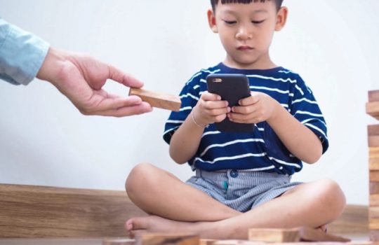 Bahaya HP Pada Tumbuh Kembang Anak