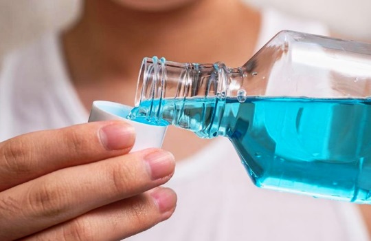 Manfaat Obat Kumur dan Bahayanya yang Perlu Kamu Pahami