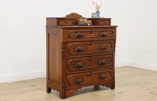 Antique Dresser Klasik yang Bikin Ruangan Kamu Naik Level
